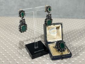 Elizabethan Set of 18k Gold, 925mm Silver and Chrysoprase - Omega clasp - Interior measurement: 17.9