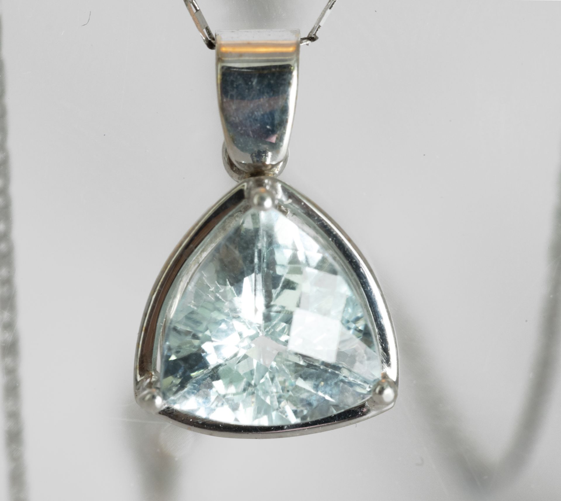 18Kt white gold seawater chain and pendant