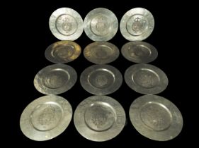 Important decorative set of 12 large display trays in pewter in the Spanish Philip II style