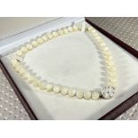Elegant mother-of-pearl and mother-of-pearl necklace, mounted in 18k gold