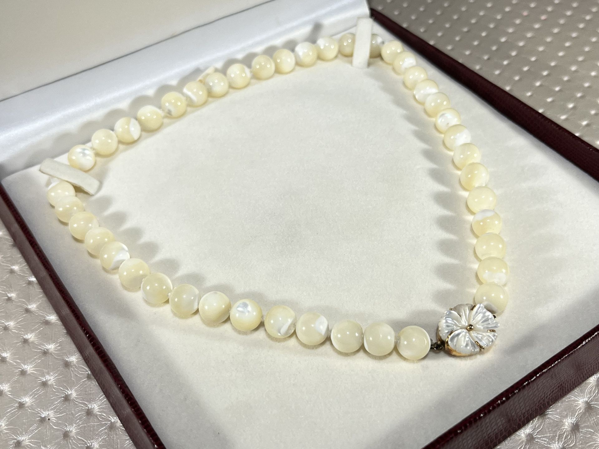 Elegant mother-of-pearl and mother-of-pearl necklace, mounted in 18k gold