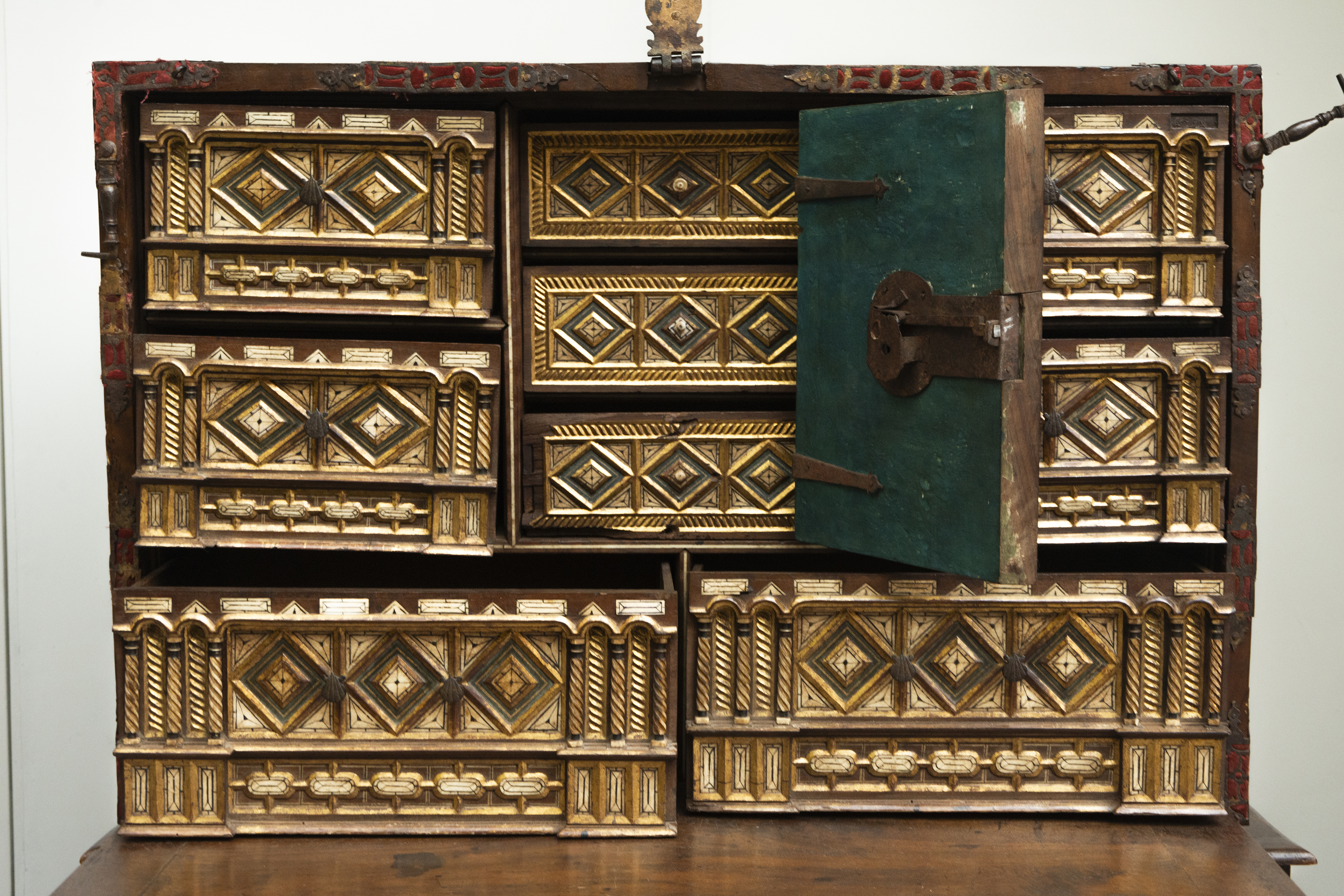 Renaissance Vargas "Bargueño" type chest cabinet with period table, 16th century - Image 4 of 8