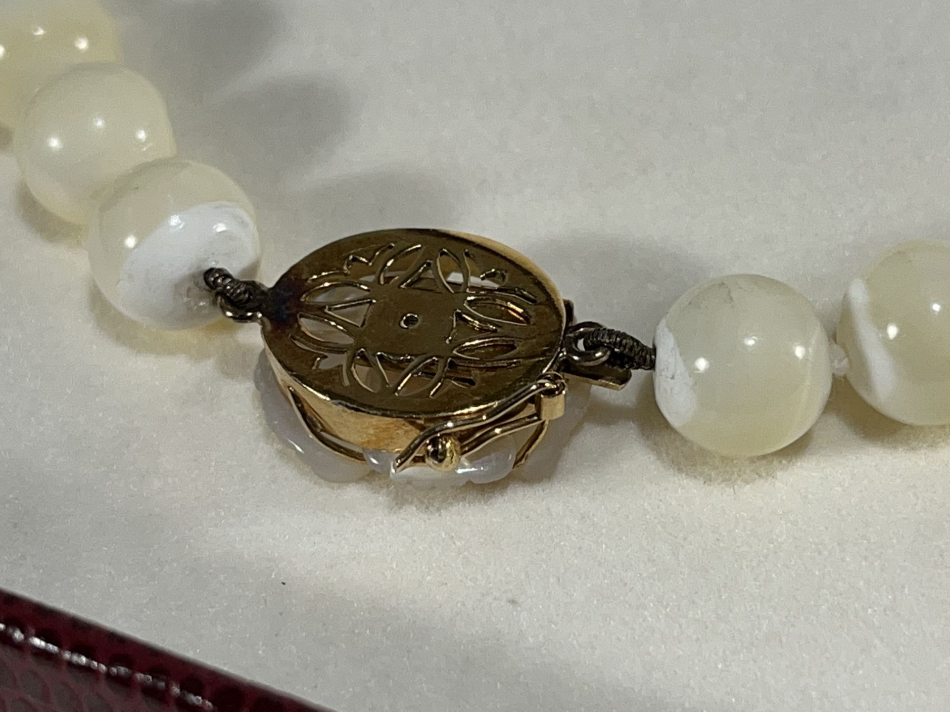 Elegant mother-of-pearl and mother-of-pearl necklace, mounted in 18k gold - Image 3 of 5
