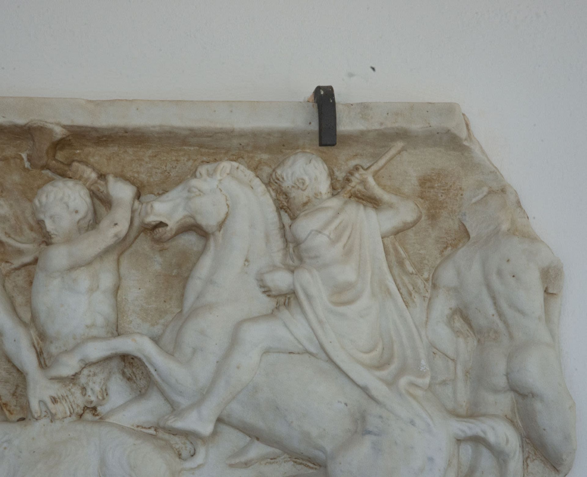 Roman-style marble relief representing a hunting scene, following classic models, Italy, 20th centur - Image 6 of 6