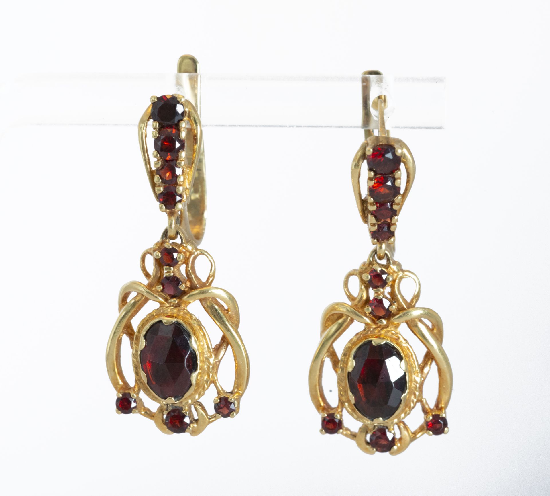 18kt gold earrings with garnets