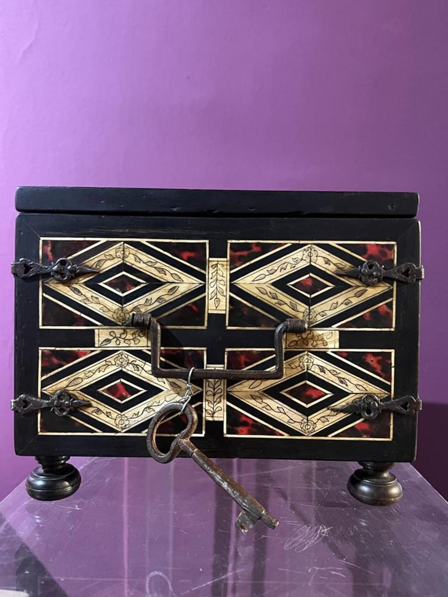 Lovely Mexican colonial casket in carved bone and tortoiseshell, 18th century Mexican - Image 4 of 6