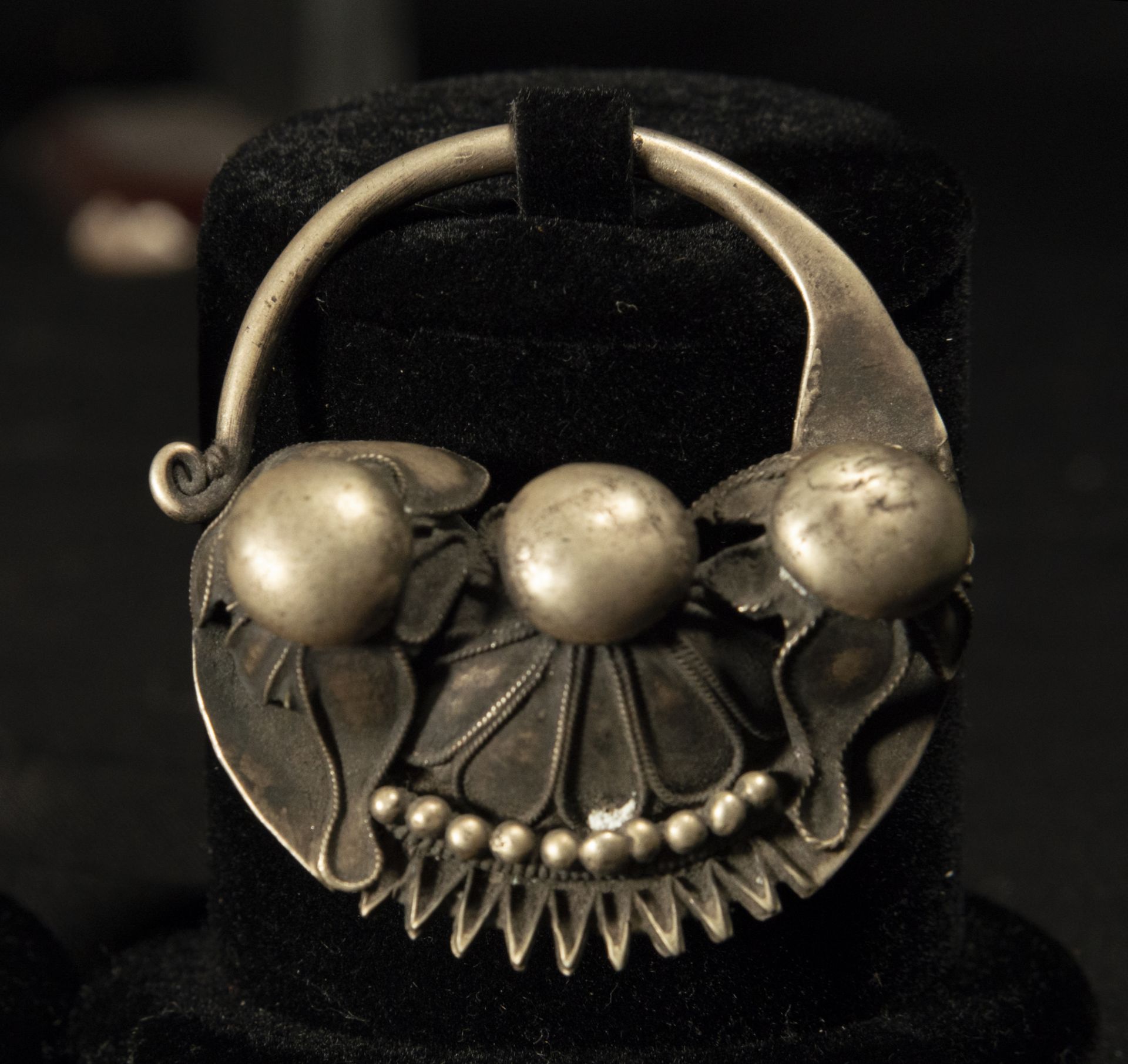 Pair of silver lady's earrings in the shape of balls, Berber silver work, around 1900 - Image 3 of 3