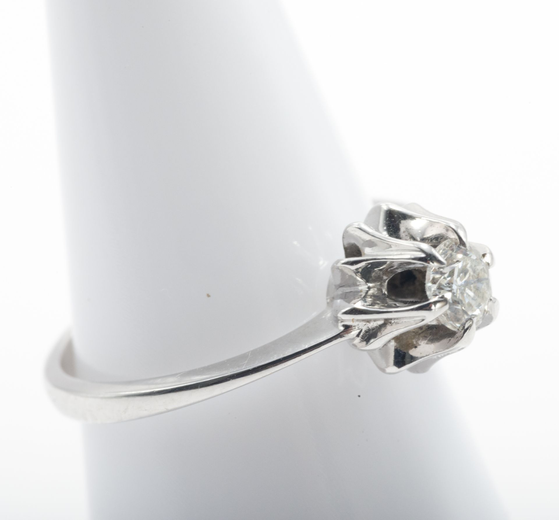 18 kt white gold solitaire with diamond. - Image 4 of 5