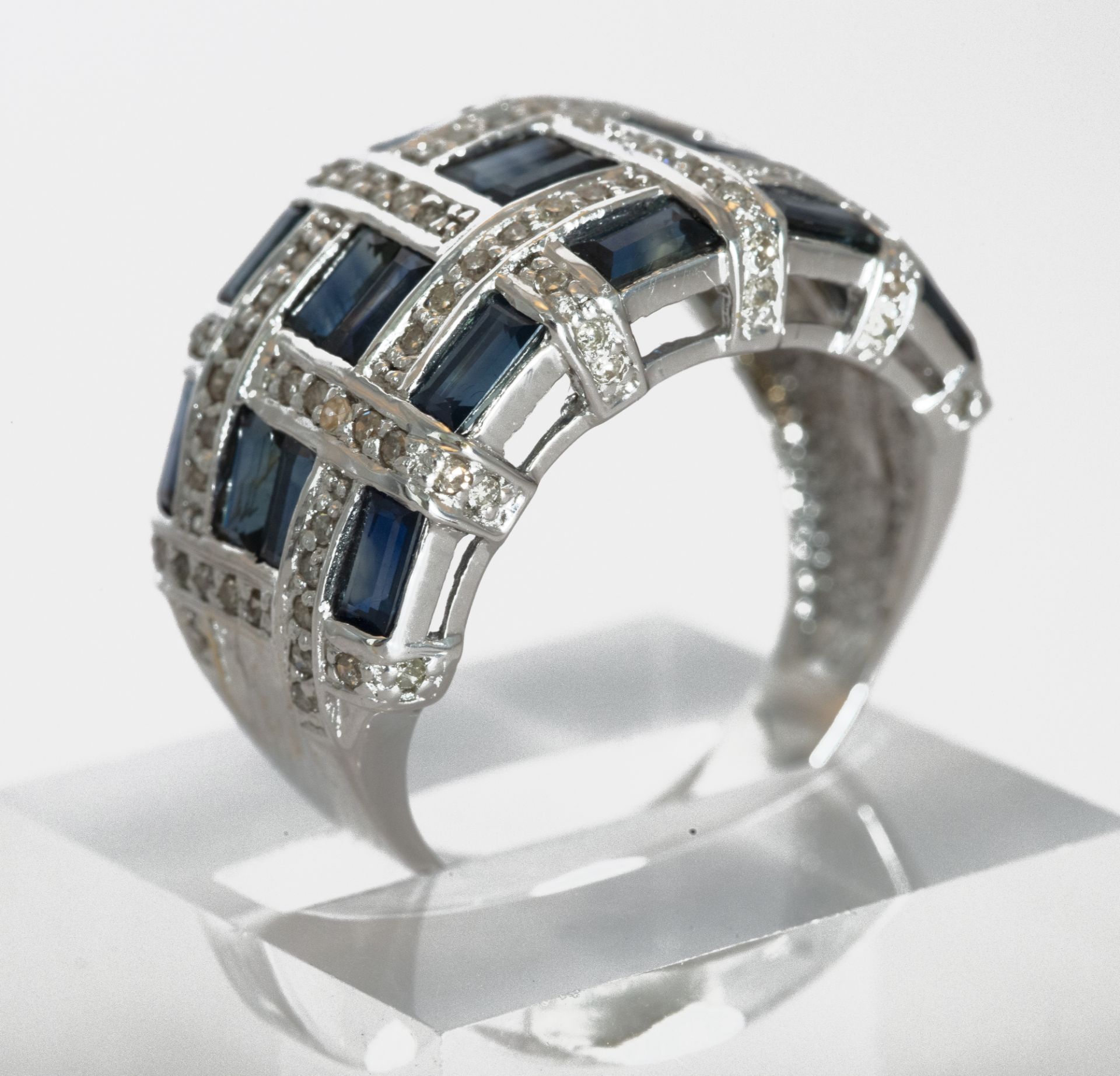 18 kt white gold ring with sapphires and diamonds