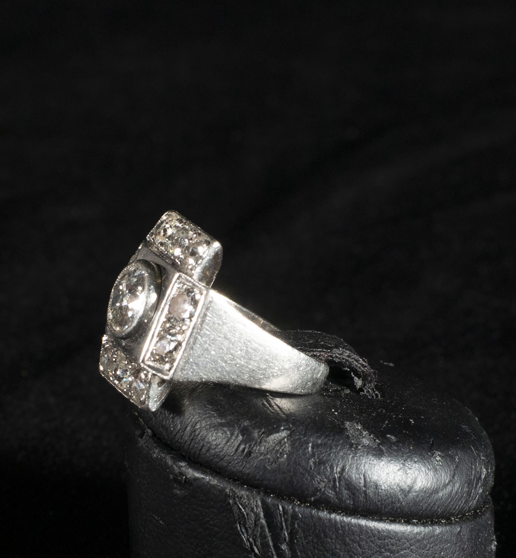 Distinguished Lady's solitaire with a large 1ct central diamond and a 1.2ct border - Image 2 of 4