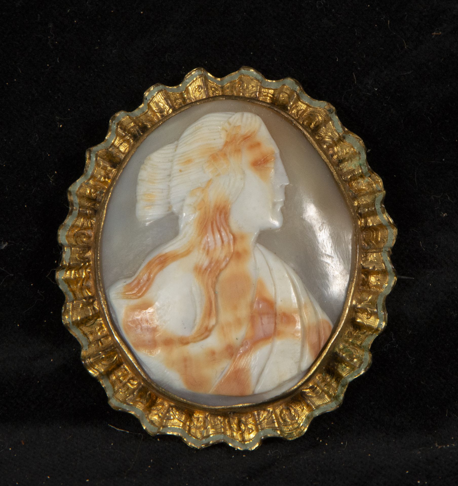 Carved mother-of-pearl shell cameo pendant, 19th century