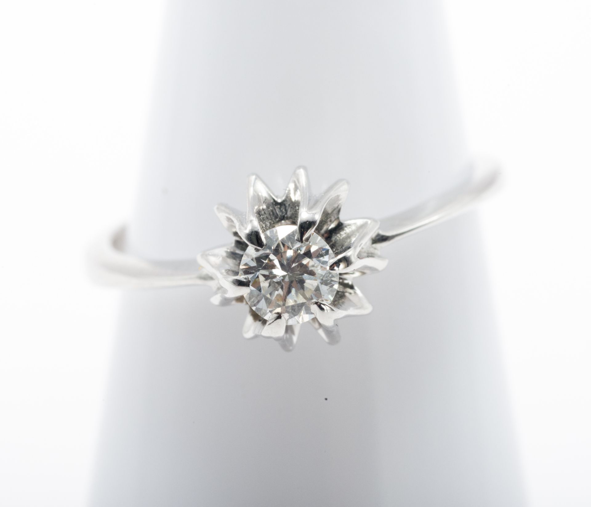 18 kt white gold solitaire with diamond. - Image 2 of 5