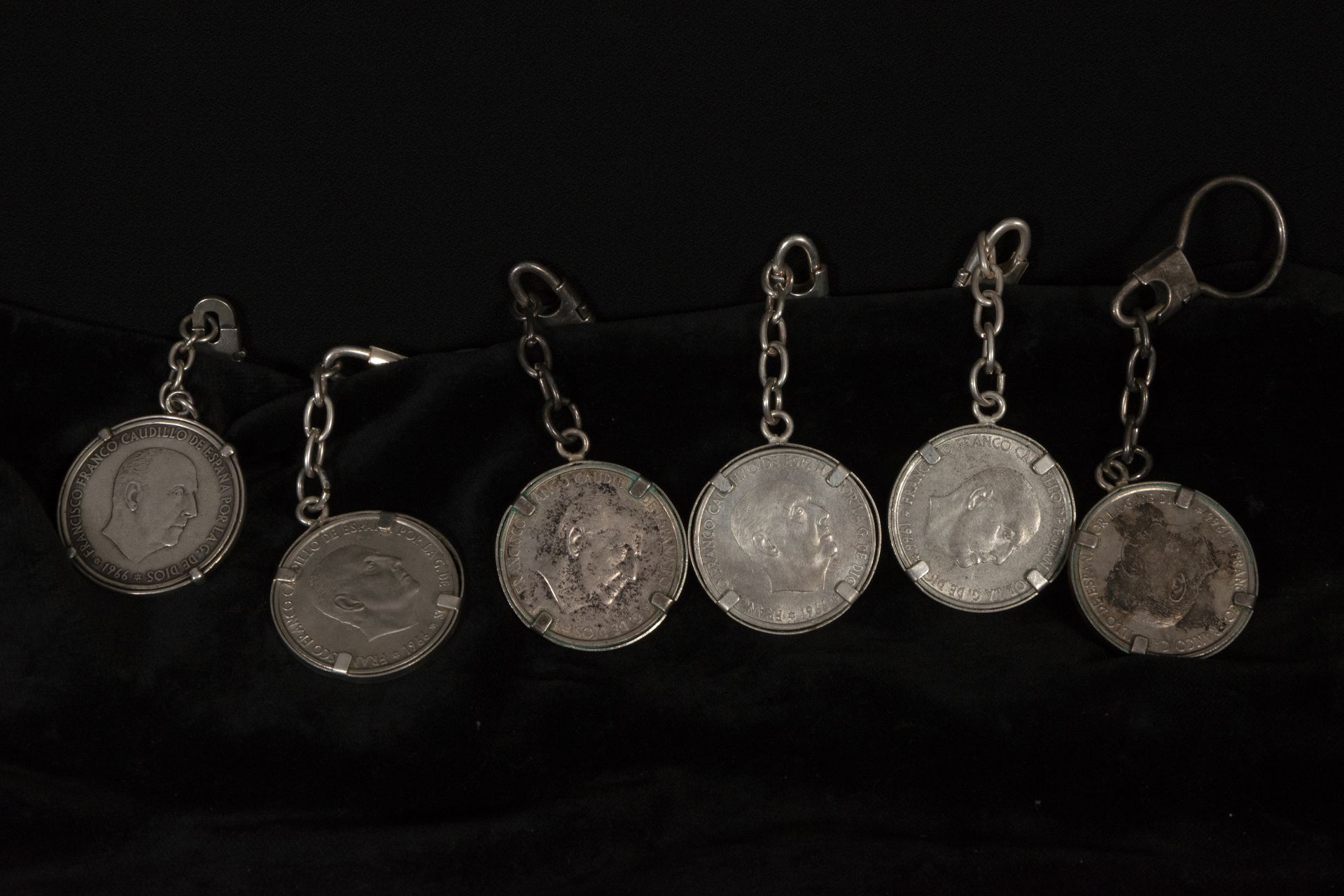 Lot of bracelet decorations made up of 925 silver coins, framed - Bild 2 aus 3