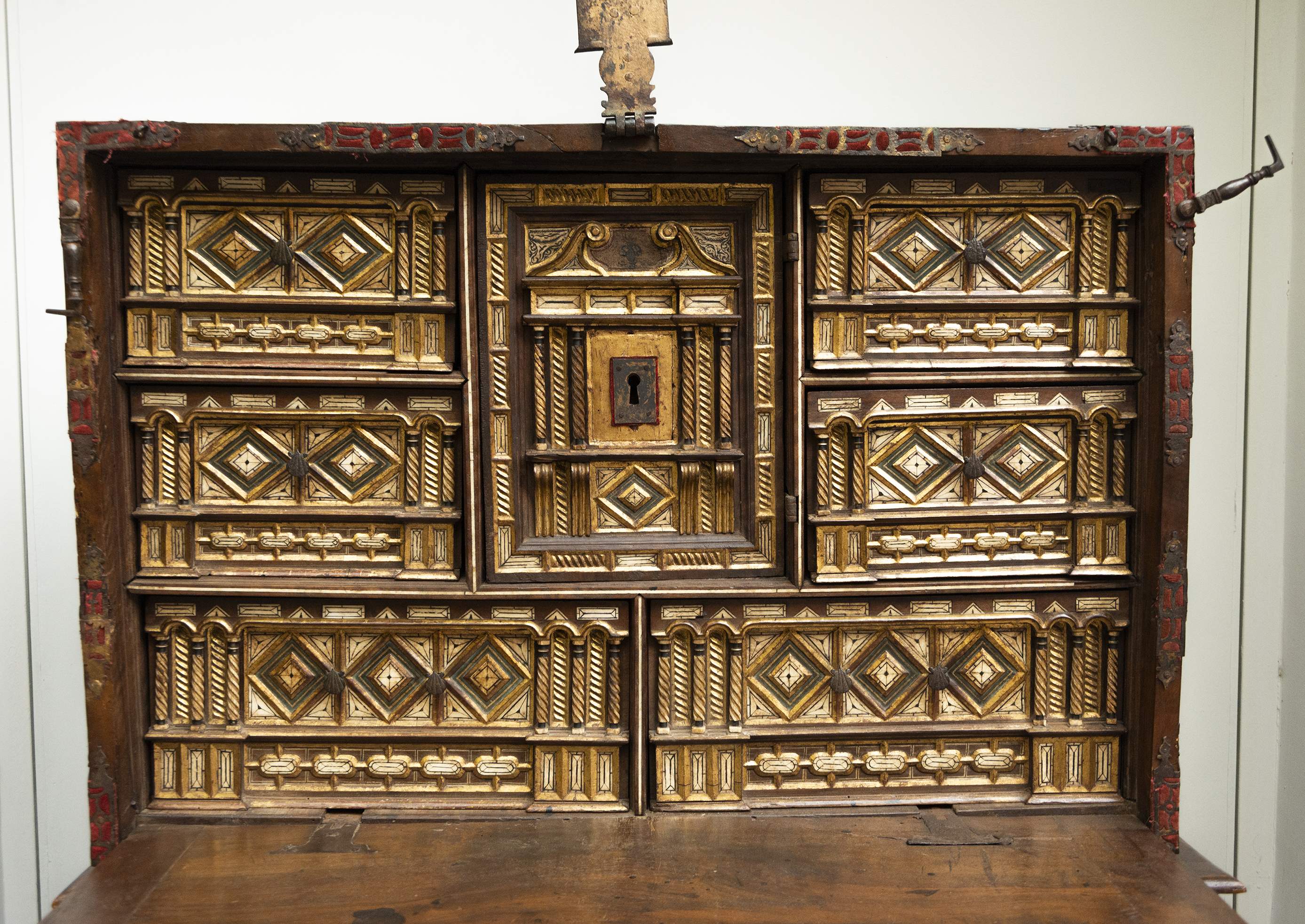 Renaissance Vargas "Bargueño" type chest cabinet with period table, 16th century - Image 3 of 8