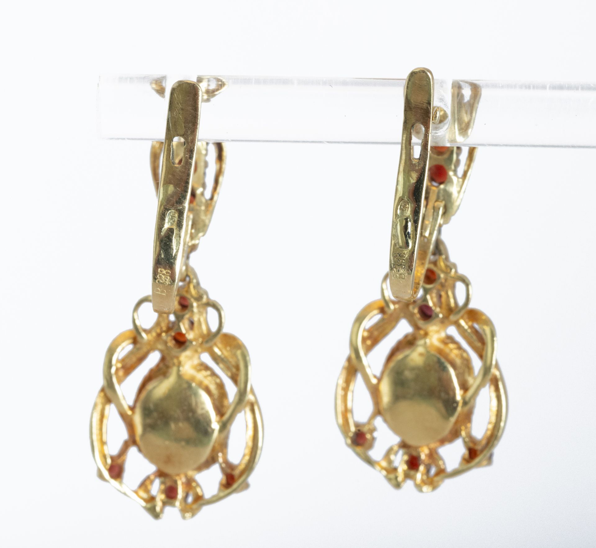 18kt gold earrings with garnets - Image 4 of 4