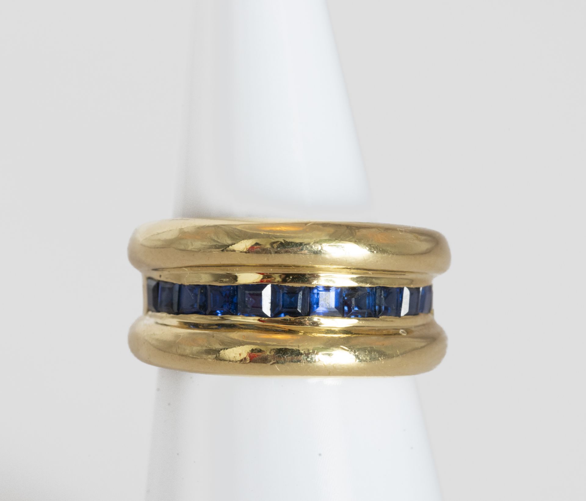 18 kt gold ring with sapphires