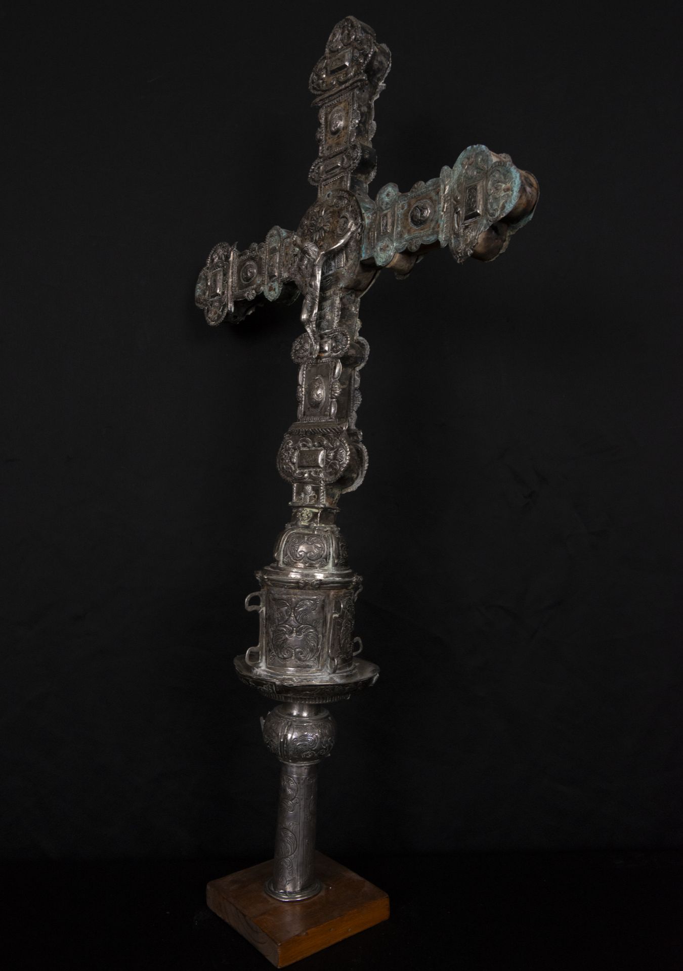 Large processional cross in colonial Peruvian silver from the 17th century, Viceroyalty of Peru, 17t - Bild 4 aus 10