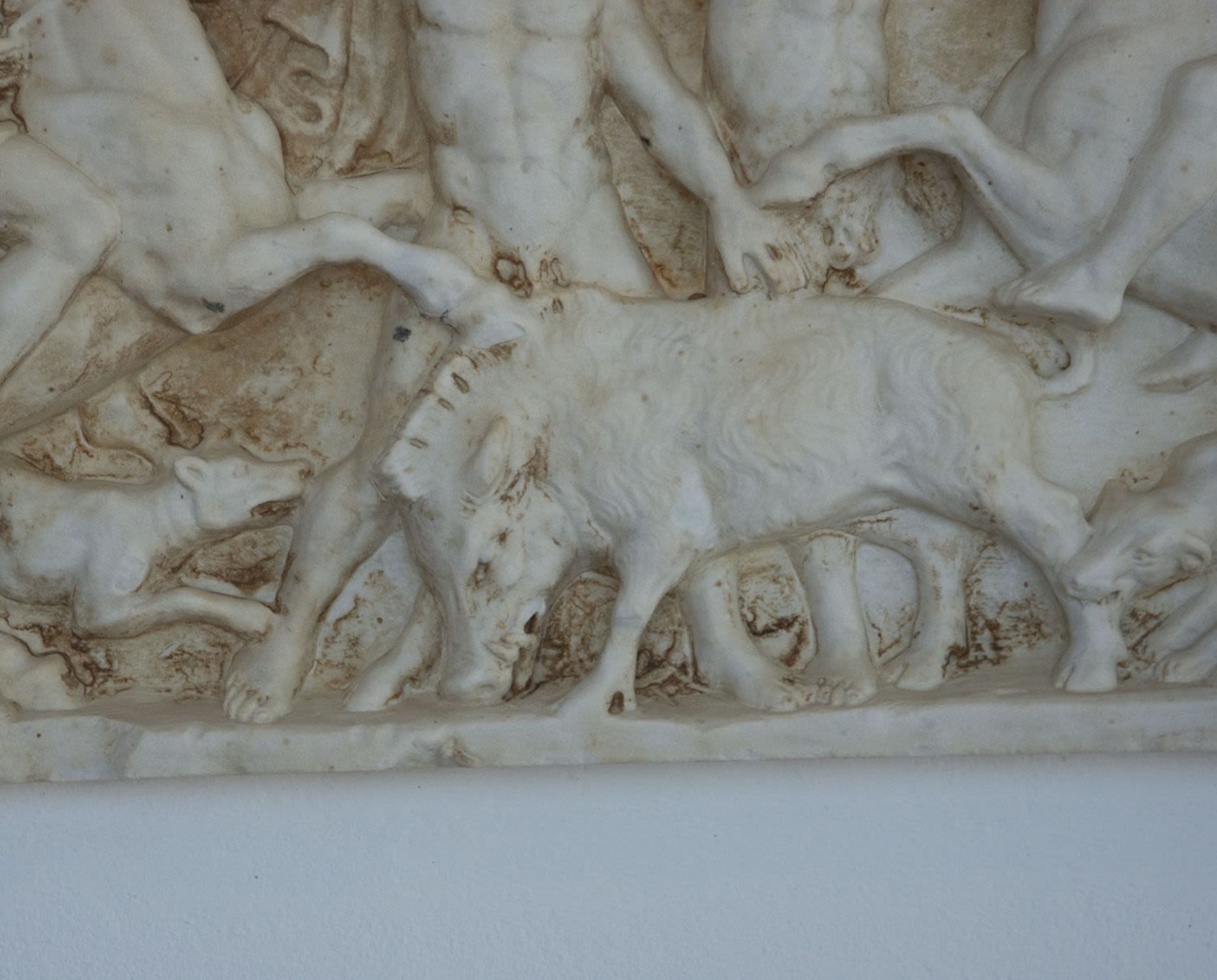 Roman-style marble relief representing a hunting scene, following classic models, Italy, 20th centur - Image 4 of 6