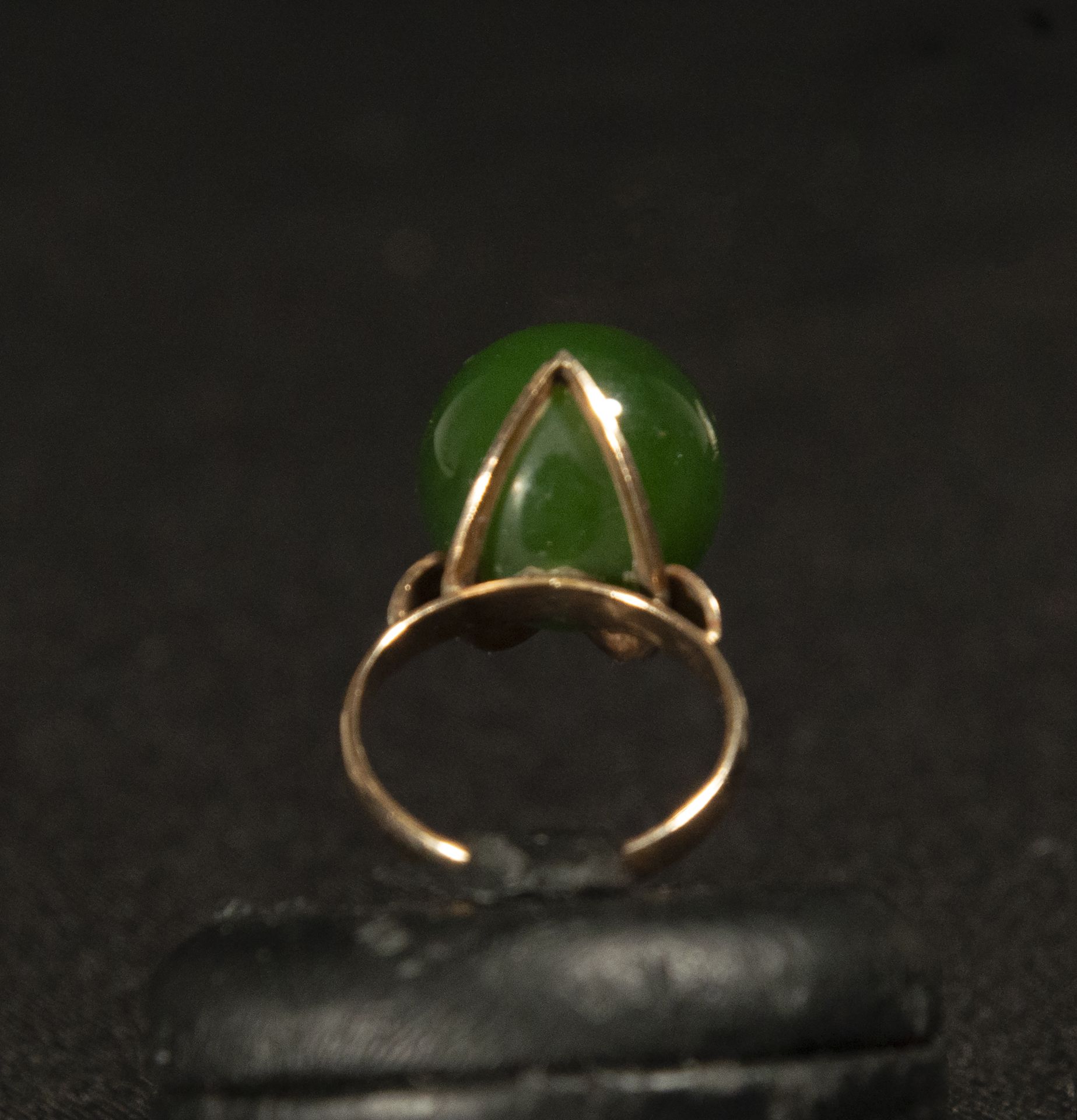 Beautiful set of ring and earrings in spinach green Chinese jade mounted in 18k gold - Image 4 of 8