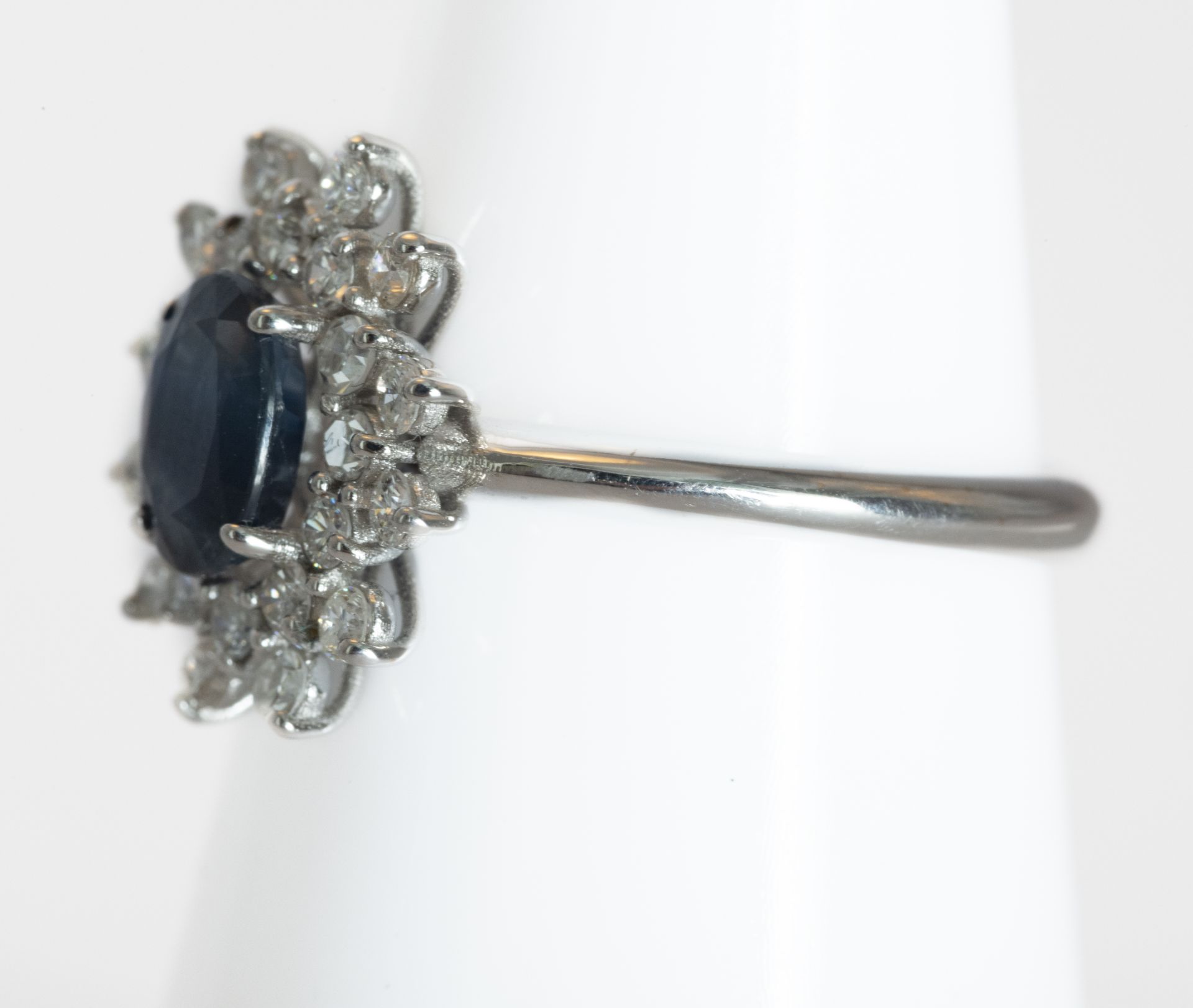 18kt white gold sapphire and diamond ring - Image 2 of 3