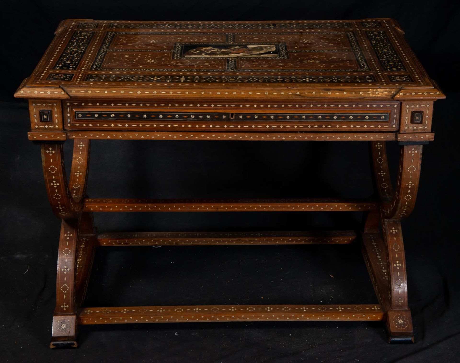 Exceptional Piedmontese Table in Bone inlay, Italian work of the 18th century - Bild 2 aus 6