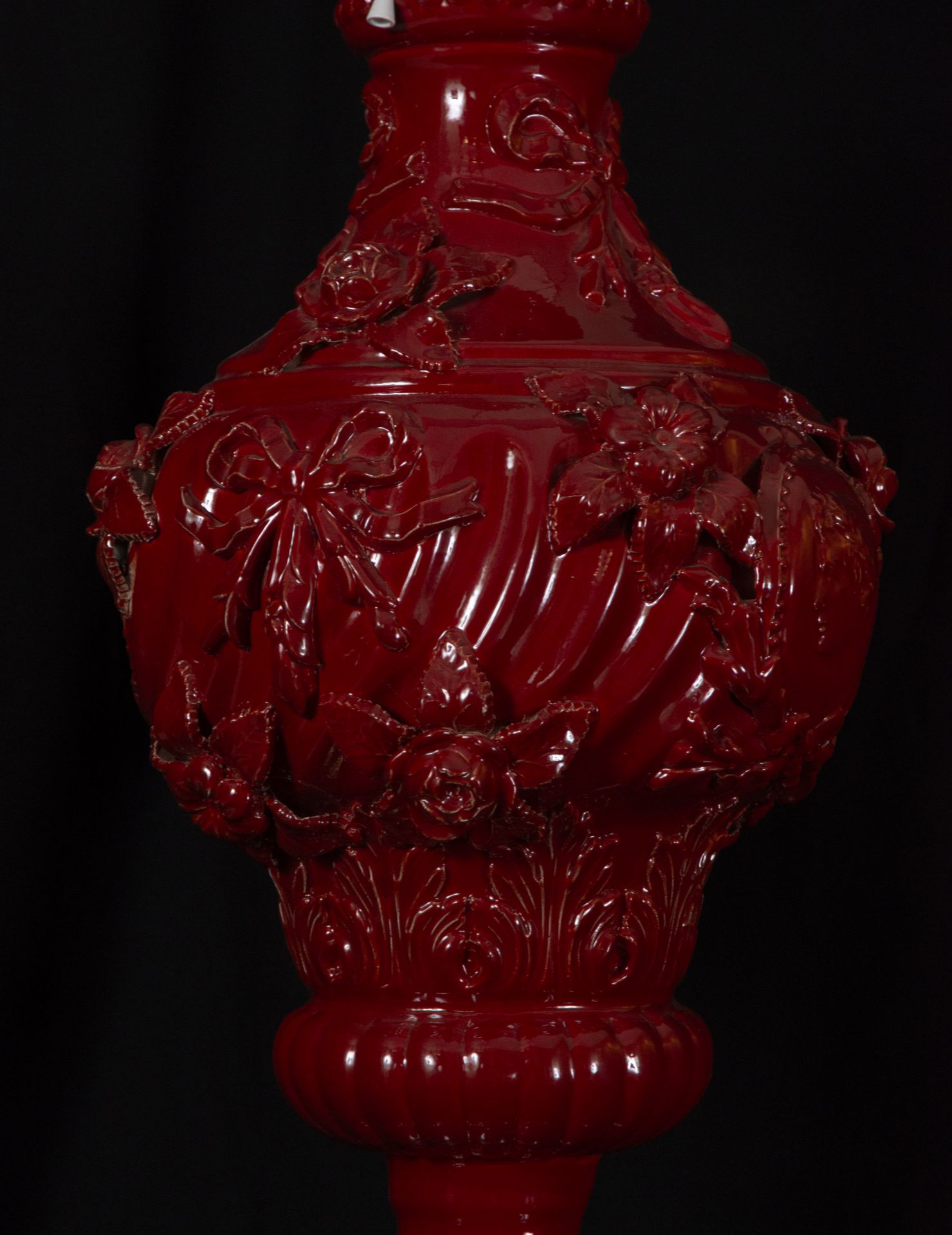 Elegant Pair of Lamps in red glazed ceramic from Manises and Toile de Jouy, 19th century - Bild 4 aus 5