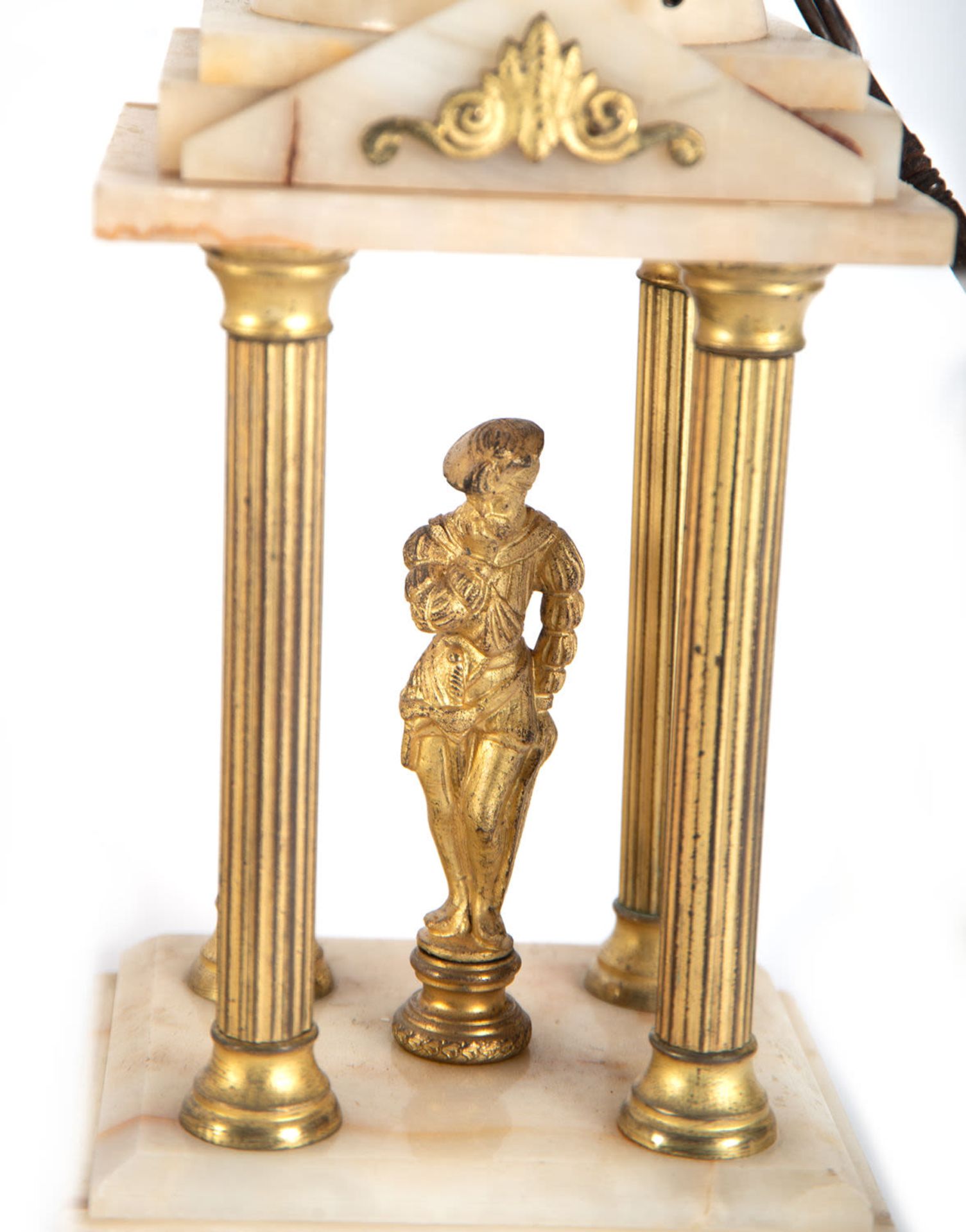 Neoclassical garniture in alabaster with temples and figures in gilt bronze - Bild 6 aus 8