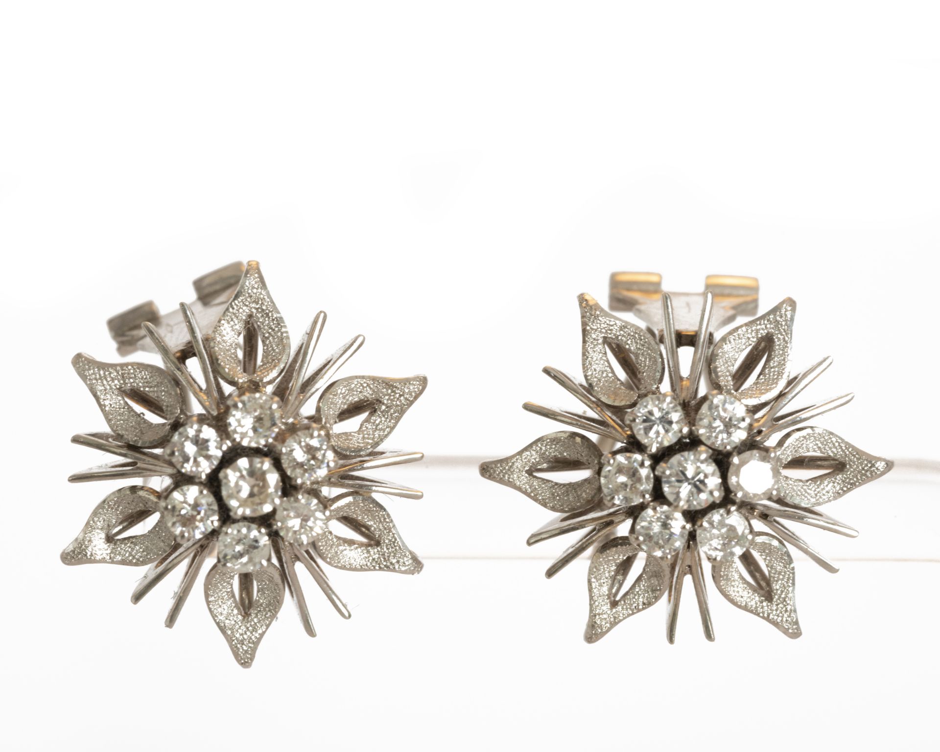 18kt flower-shaped earrings with diamonds