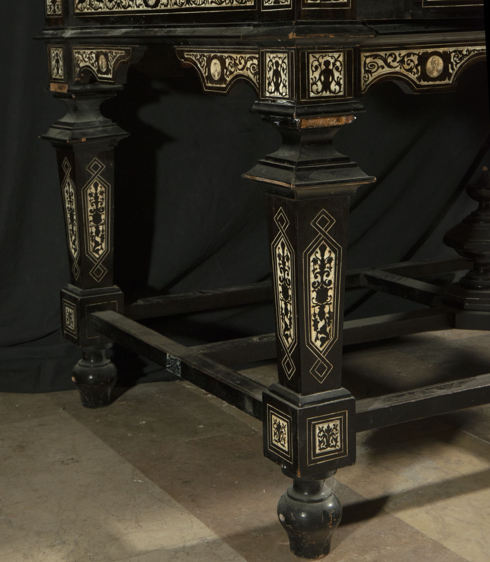 Important Large Florentine Table in bone and rosewood inlay with large central mythological scene, I - Bild 3 aus 5