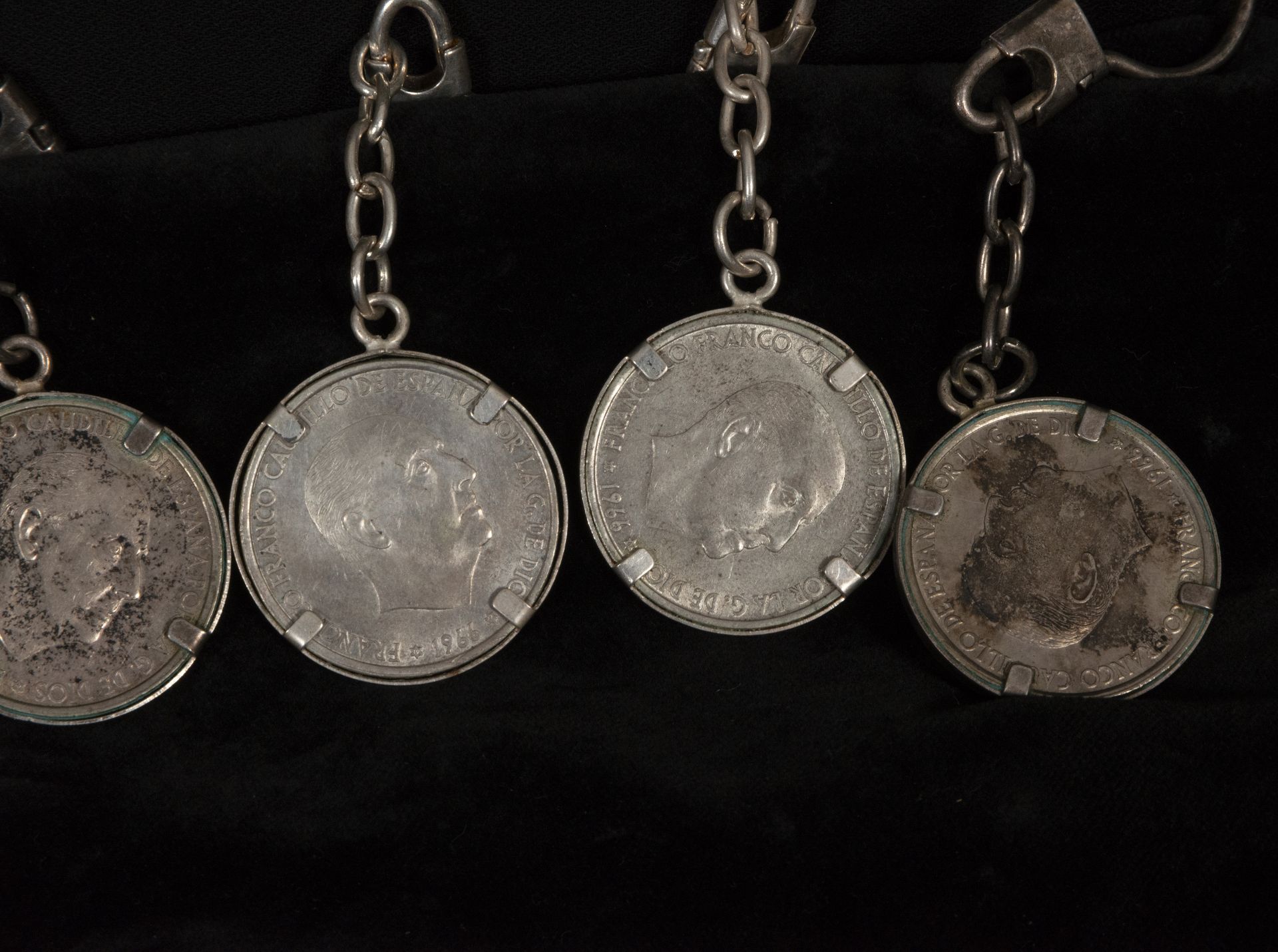 Lot of bracelet decorations made up of 925 silver coins, framed - Bild 3 aus 3