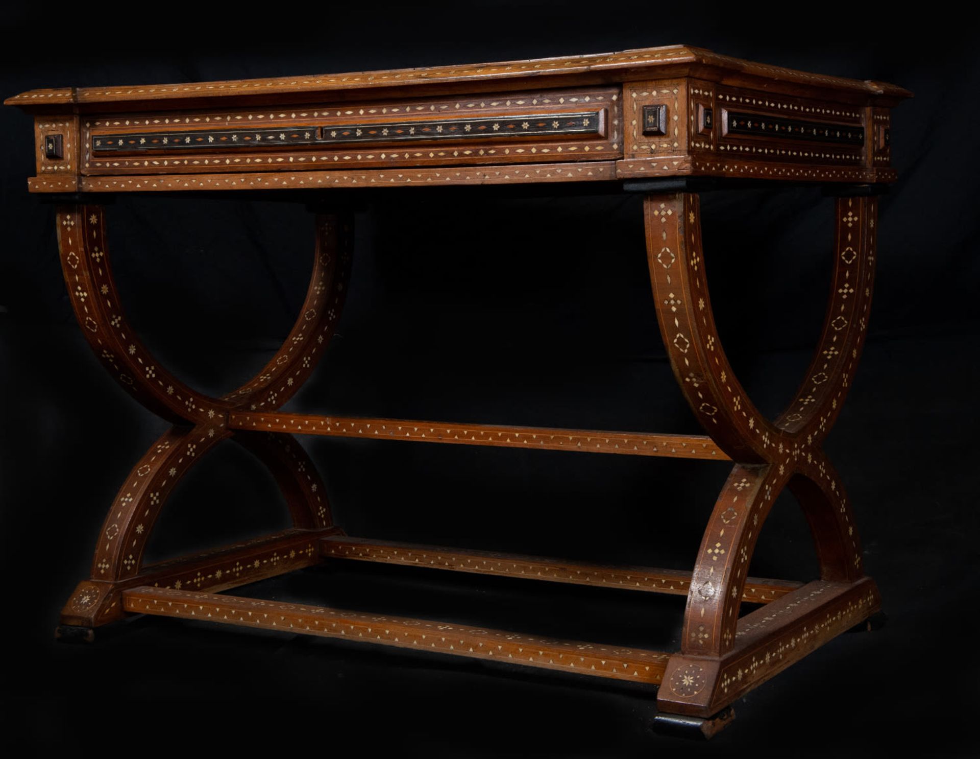 Exceptional Piedmontese Table in Bone inlay, Italian work of the 18th century - Bild 4 aus 6