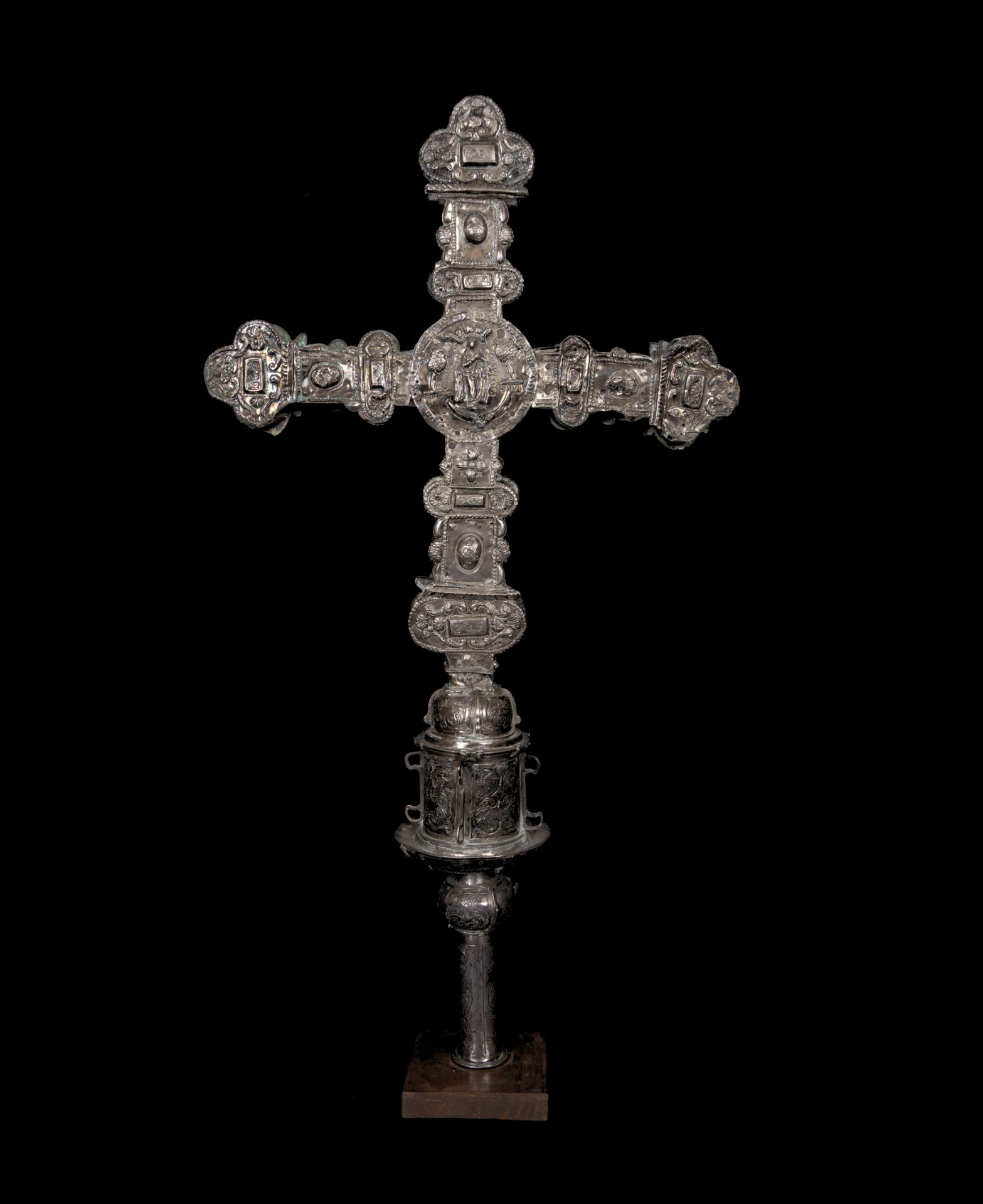 Large processional cross in colonial Peruvian silver from the 17th century, Viceroyalty of Peru, 17t - Bild 8 aus 10