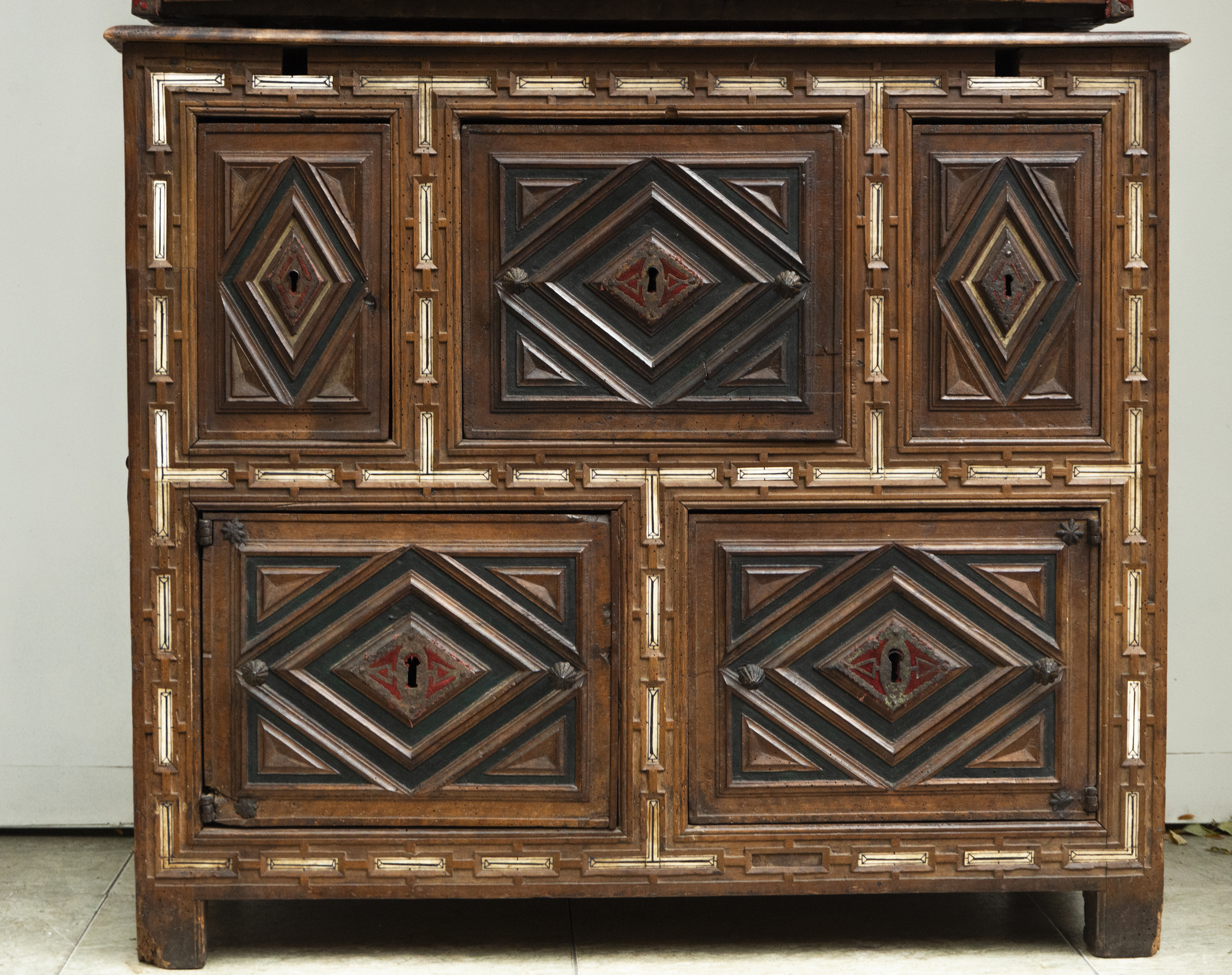 Renaissance Vargas "Bargueño" type chest cabinet with period table, 16th century - Image 5 of 8
