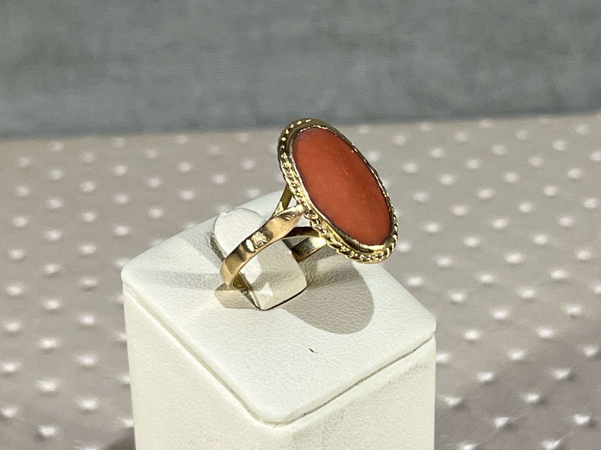 18k Gold and Coral Ring - Inner measurement: 18.9 mm - Weight: 3.7 gr - - Bild 2 aus 3