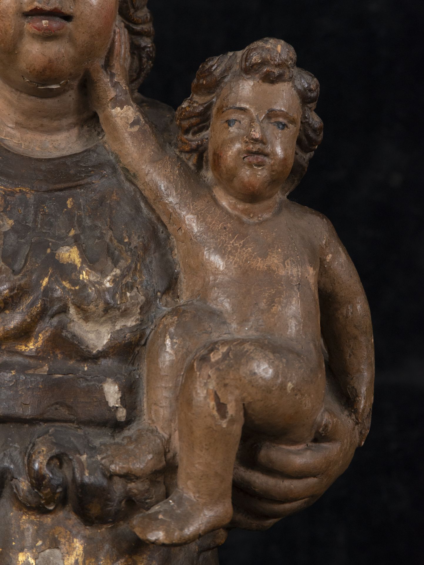 17th century Portuguese Virgin with Child in her arms, 17th century - Image 3 of 10
