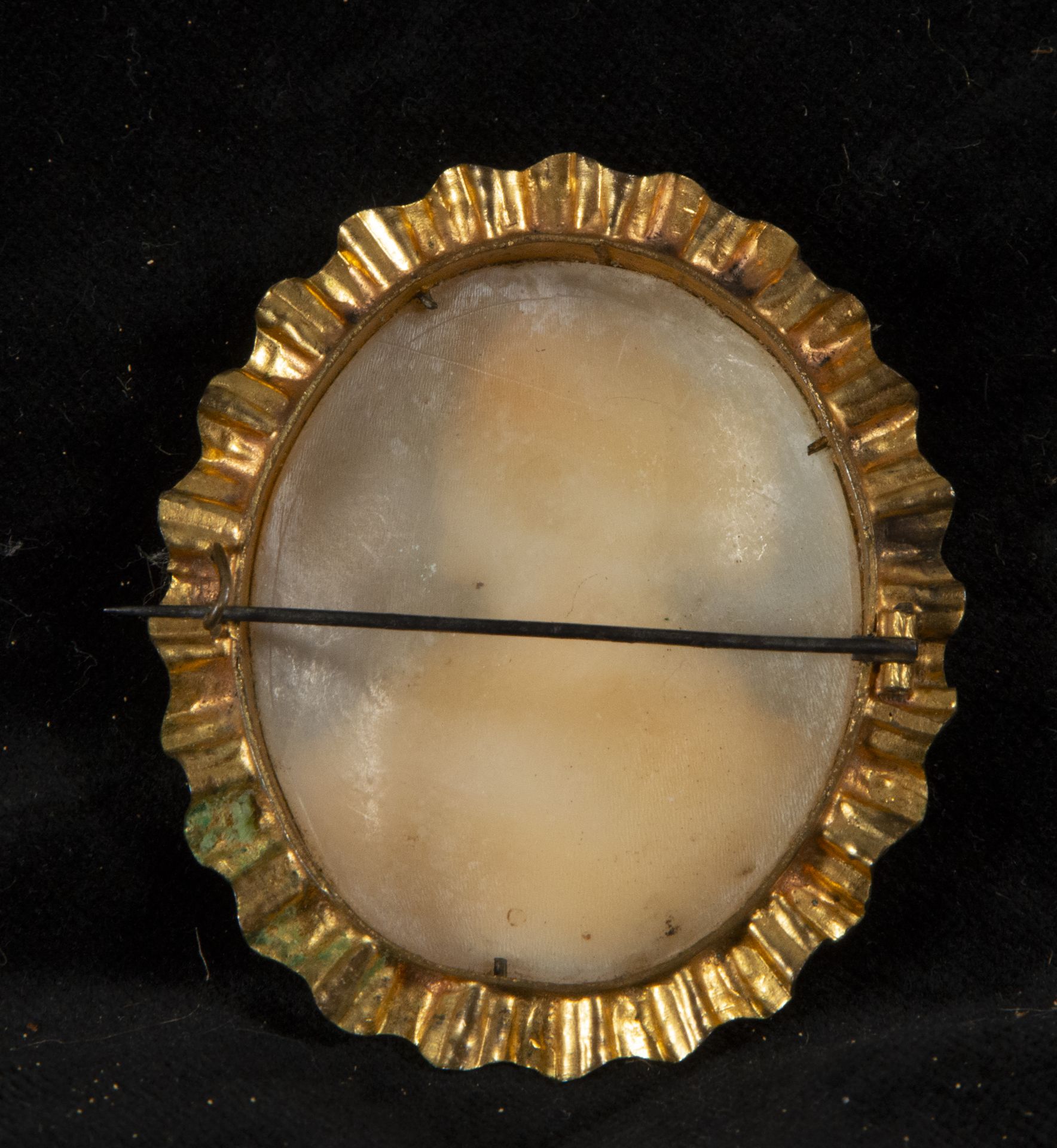Carved mother-of-pearl shell cameo pendant, 19th century - Image 2 of 2
