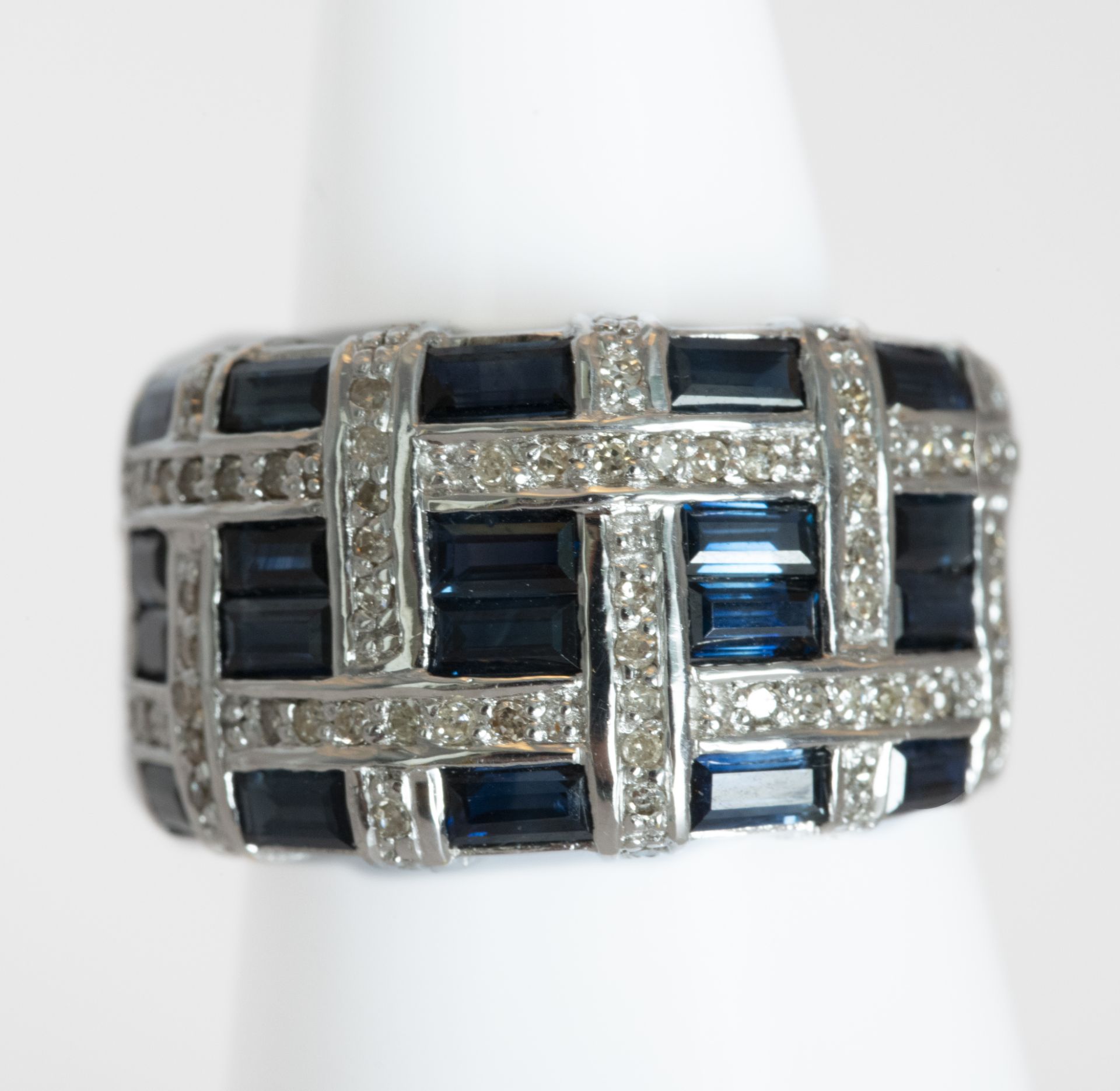 18 kt white gold ring with sapphires and diamonds - Bild 2 aus 4