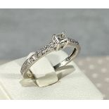 Ring 14k GOLD and brilliant and carré cut diamonds 1,44 ct approx - Central carré cut x 0,28 ct appr