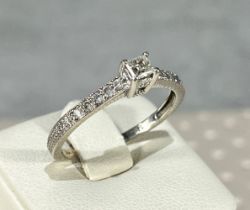 Ring 14k GOLD and brilliant and carré cut diamonds 1,44 ct approx - Central carré cut x 0,28 ct appr