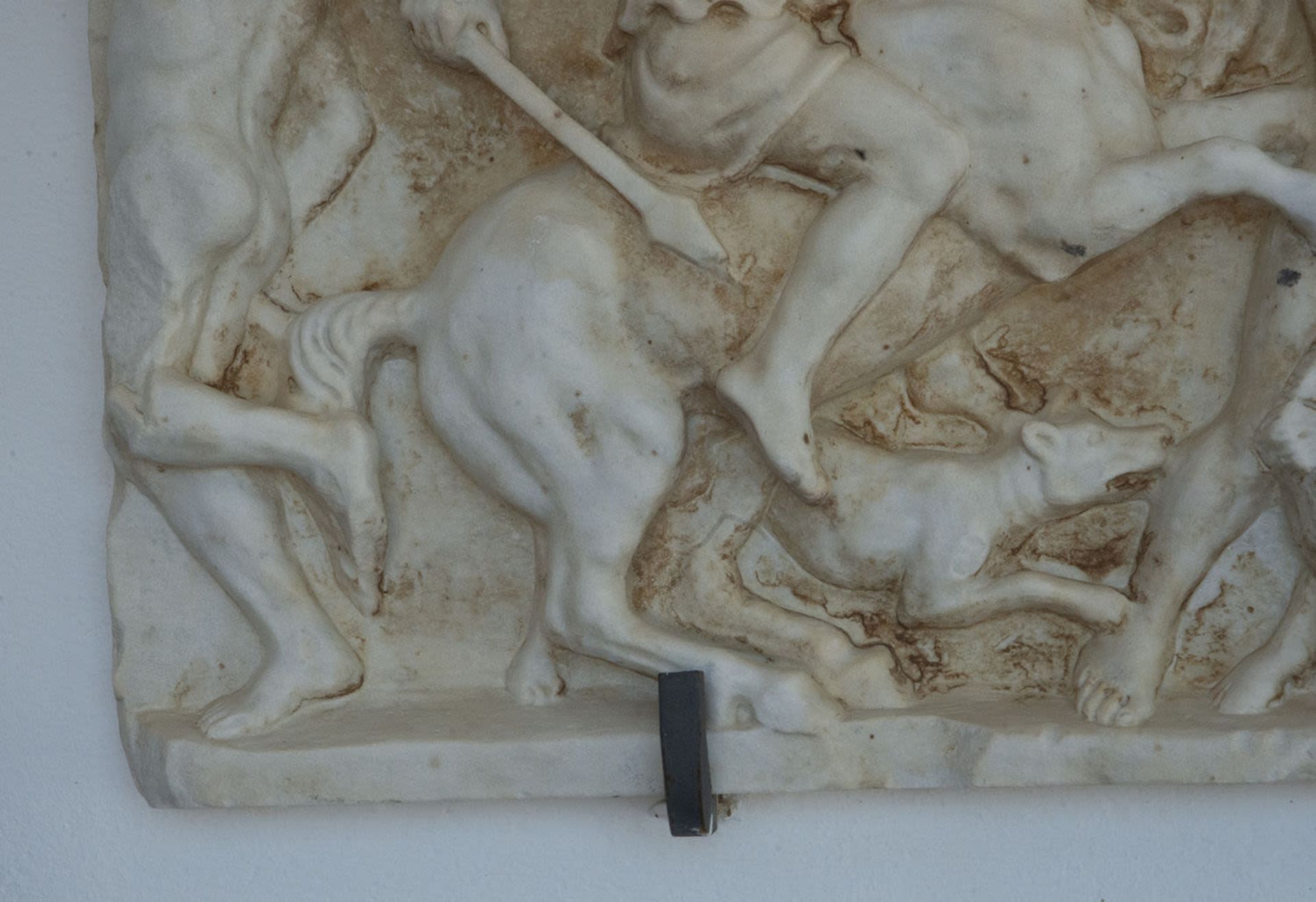 Roman-style marble relief representing a hunting scene, following classic models, Italy, 20th centur - Image 3 of 6