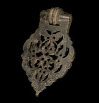 Important large knocker or handle in solid bronze, Nasrid Andalusian work from the 14th to 15th cent