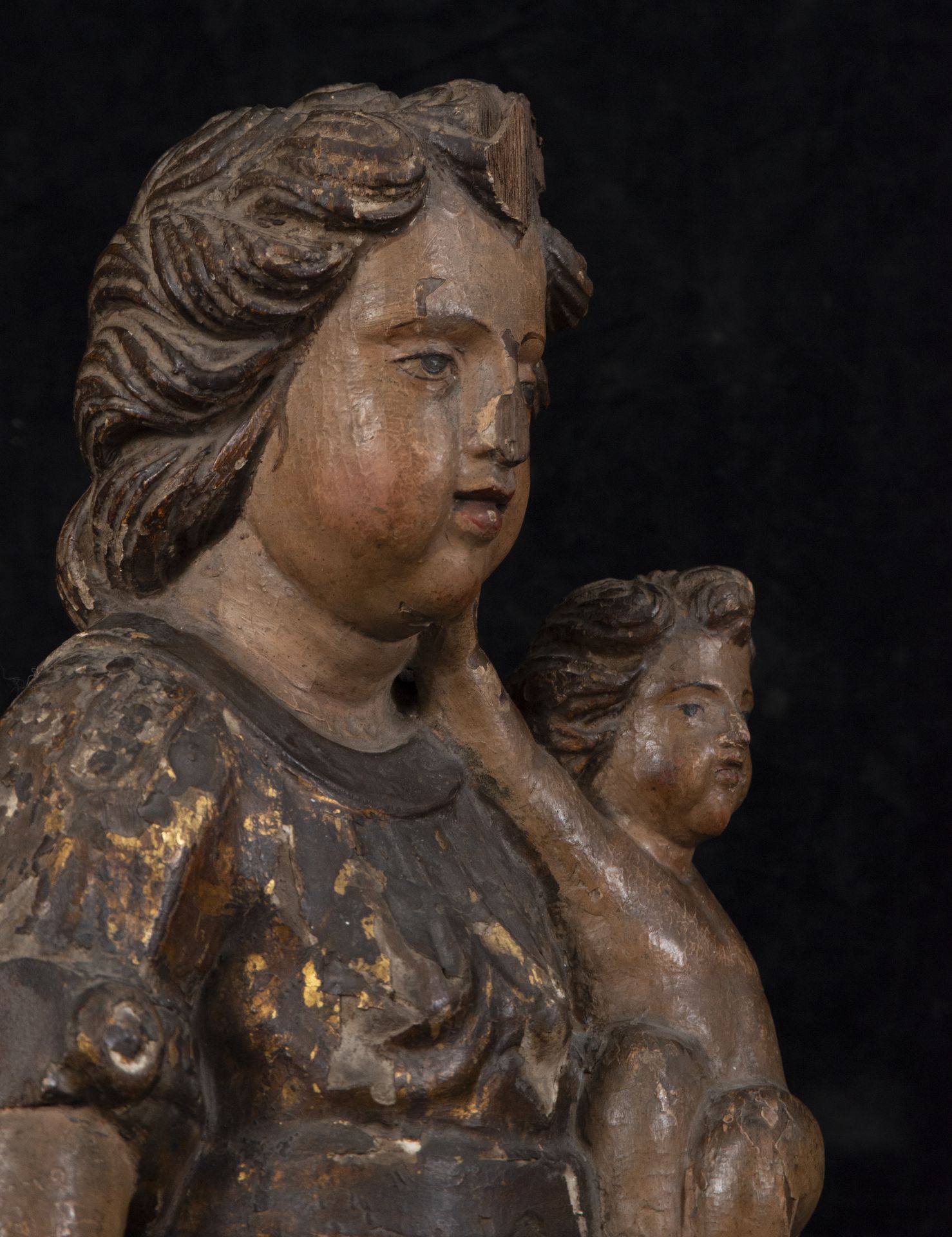 17th century Portuguese Virgin with Child in her arms, 17th century - Image 8 of 10