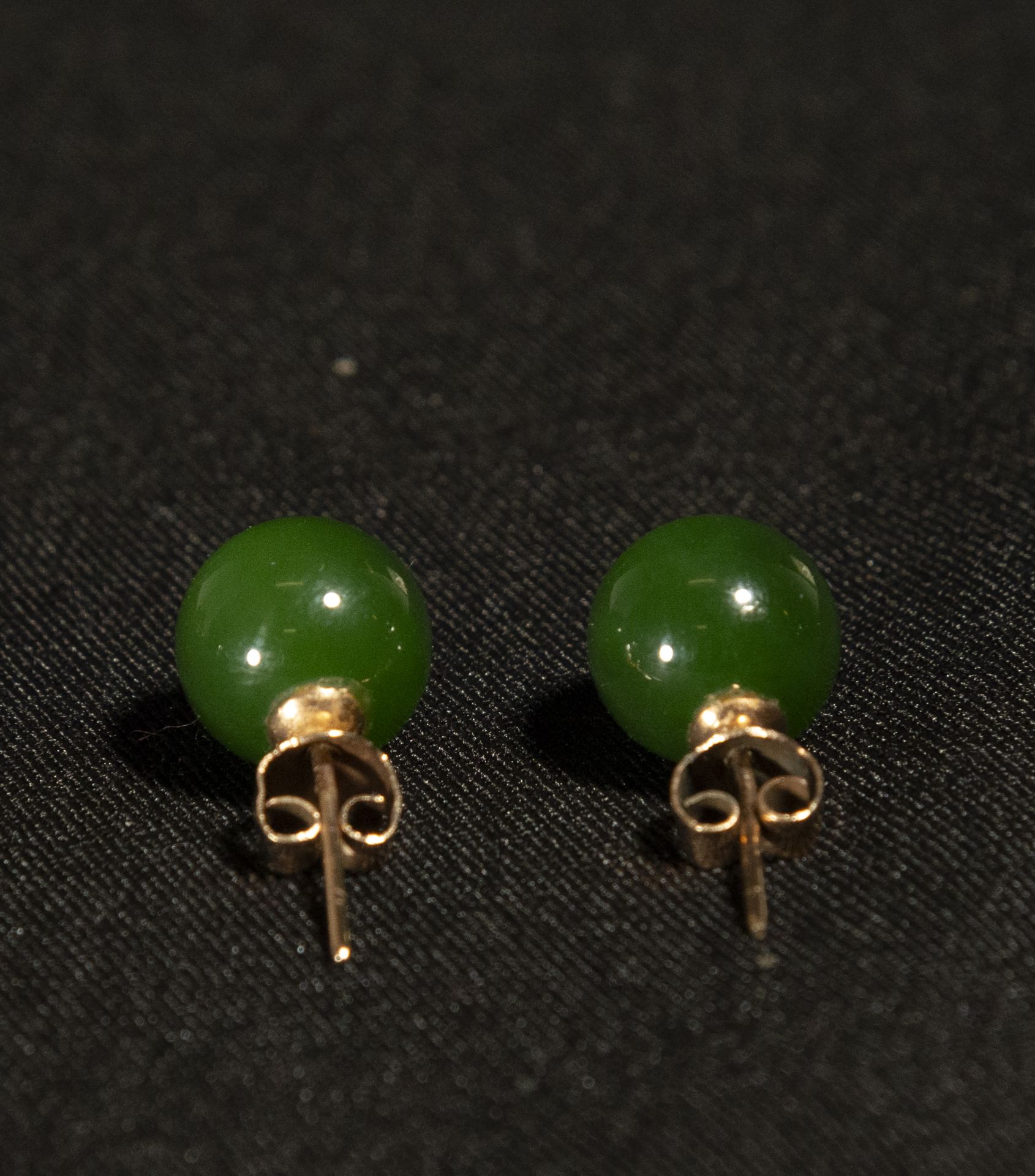 Beautiful set of ring and earrings in spinach green Chinese jade mounted in 18k gold - Image 7 of 8