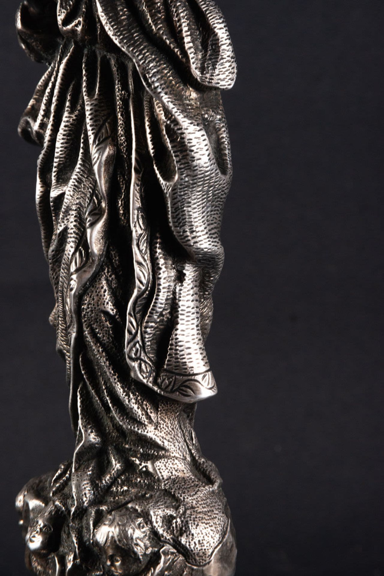 Beautiful Immaculate Virgin in Silver, following the model of the Virgin of the Facistol by Alondo C - Image 9 of 9