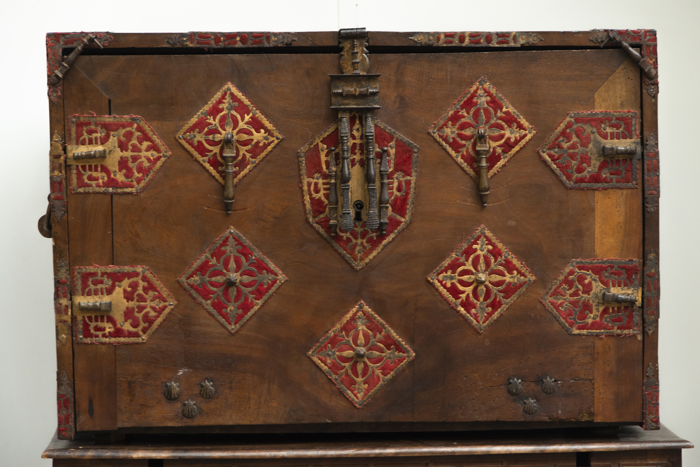 Renaissance Vargas "Bargueño" type chest cabinet with period table, 16th century - Image 2 of 8