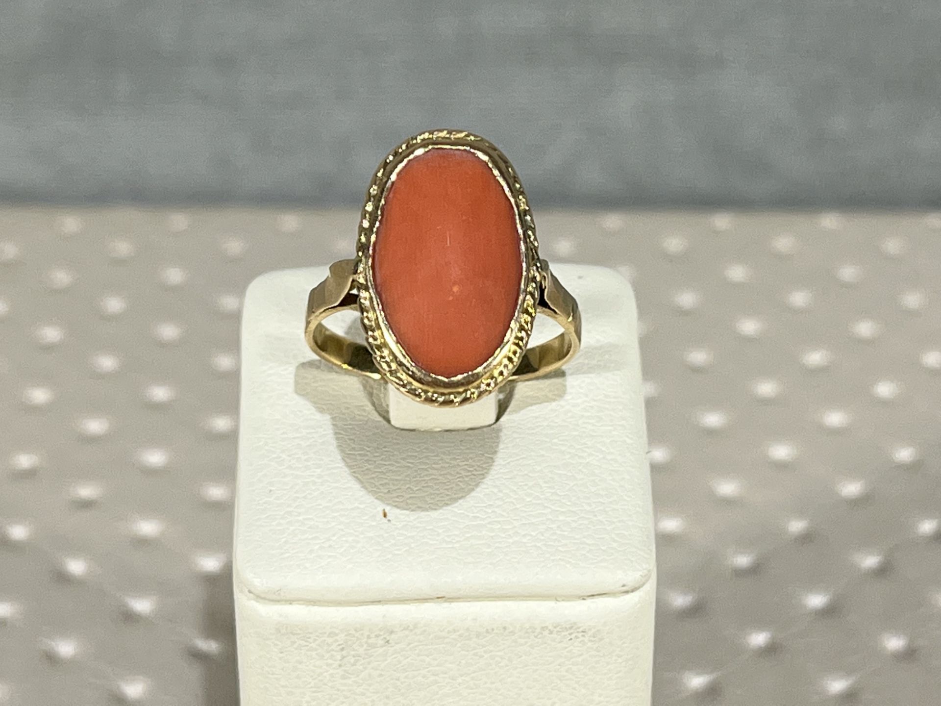 18k Gold and Coral Ring - Inner measurement: 18.9 mm - Weight: 3.7 gr -