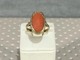 18k Gold and Coral Ring - Inner measurement: 18.9 mm - Weight: 3.7 gr -