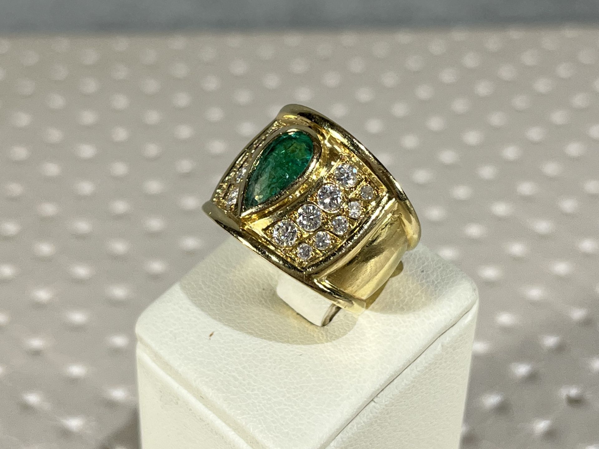 1,5 Muzo emerald solitaire ring with 0,70 ct in brilliant-cut diamonds - Image 3 of 5