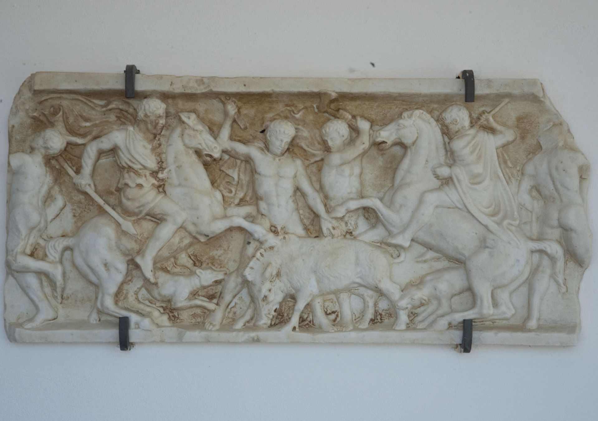 Roman-style marble relief representing a hunting scene, following classic models, Italy, 20th centur