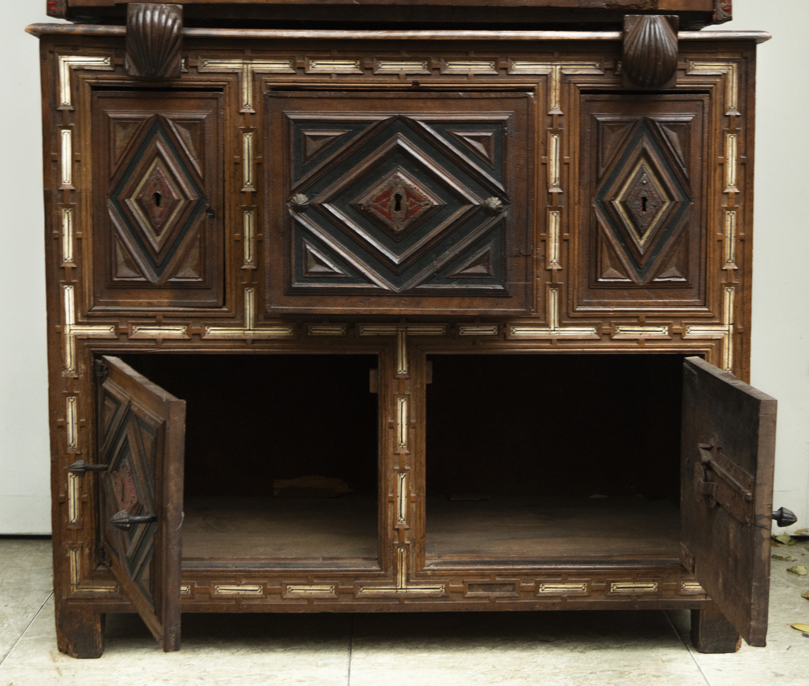 Renaissance Vargas "Bargueño" type chest cabinet with period table, 16th century - Image 7 of 8